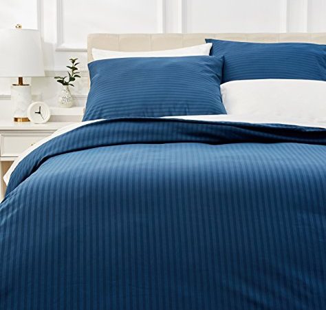 Amazon Basics Parure de lit avec housse de couette haut de gamme avec deux taies d'oreiller, 260 x 240 cm, Bleu marine